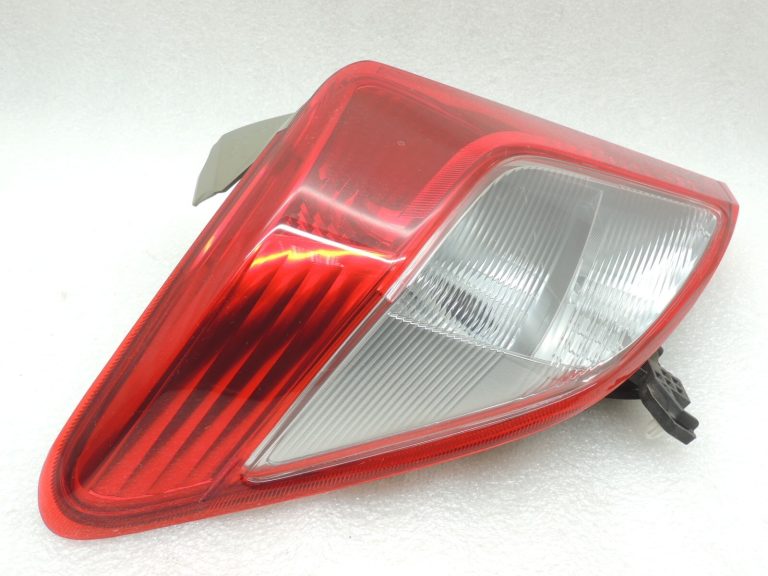 Toyota Yaris XP13 aizmugurējais kreisais aizmugurējais lukturis 815610D370 81561-0D370