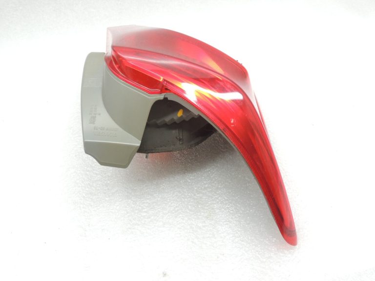 Toyota Yaris XP13 aizmugurējais kreisais aizmugurējais lukturis 815610D370 81561-0D370