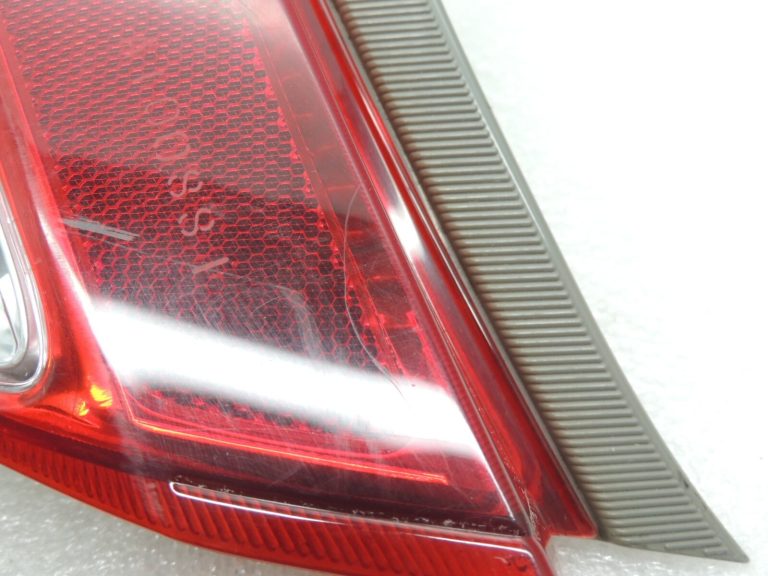 Toyota Yaris XP13 aizmugurējais kreisais aizmugurējais lukturis 815610D370 81561-0D370