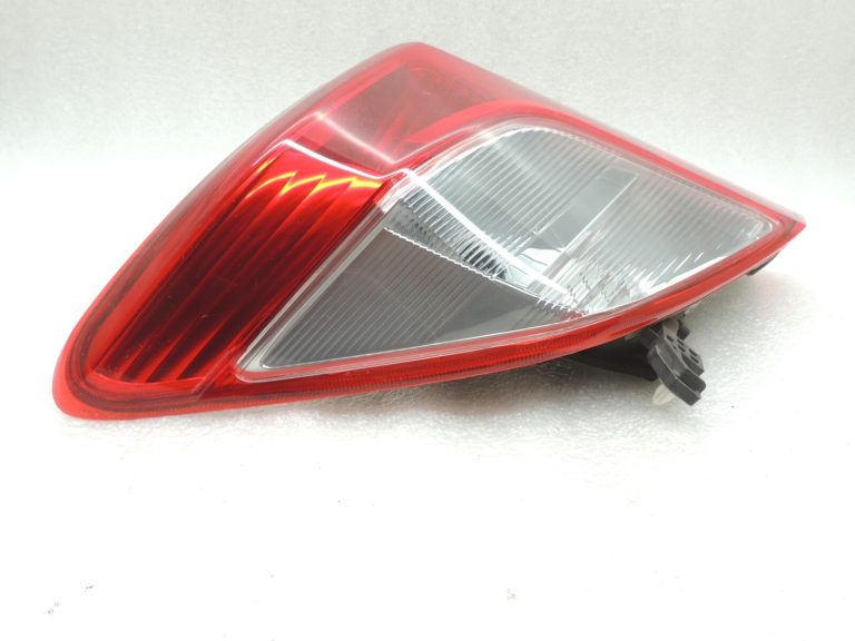 Toyota Yaris XP13 aizmugurējais kreisais aizmugurējais lukturis 815610D370 81561-0D370