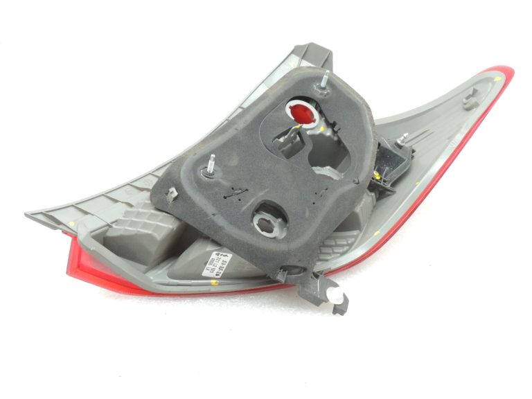Toyota Yaris XP13 aizmugurējais kreisais aizmugurējais lukturis 815610D370 81561-0D370