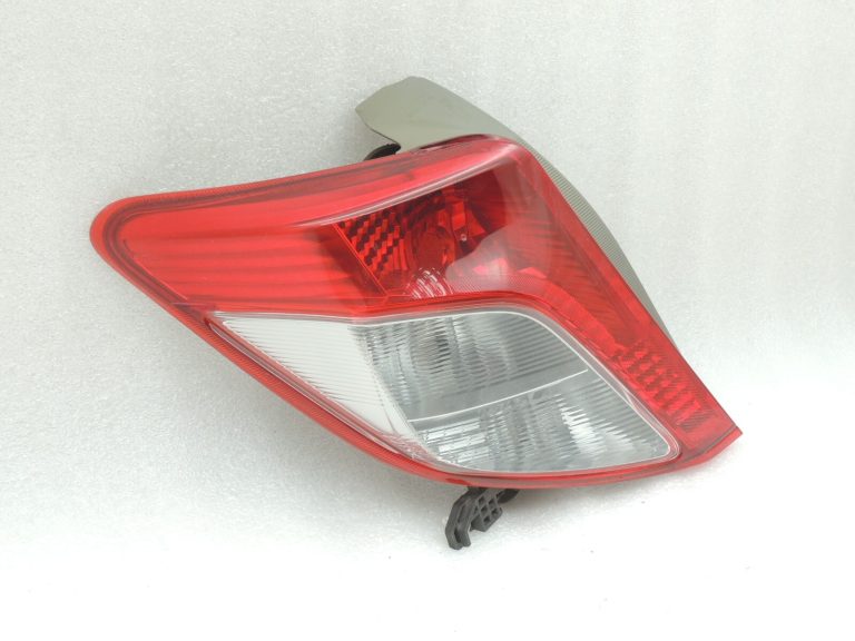 Toyota Yaris XP13 aizmugurējais kreisais aizmugurējais lukturis 815610D370 81561-0D370