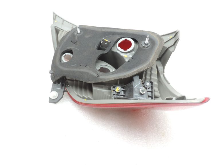 Toyota Yaris XP13 aizmugurējais kreisais aizmugurējais lukturis 815610D370 81561-0D370