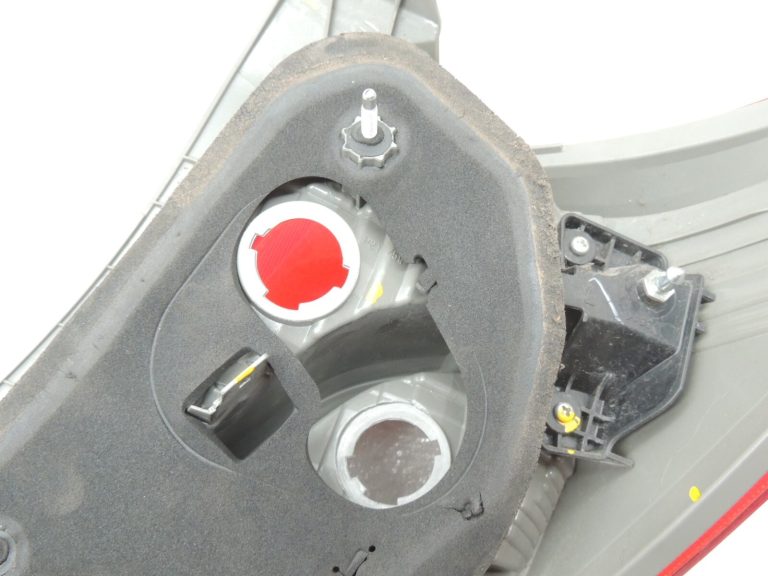 Toyota Yaris XP13 aizmugurējais kreisais aizmugurējais lukturis 815610D370 81561-0D370