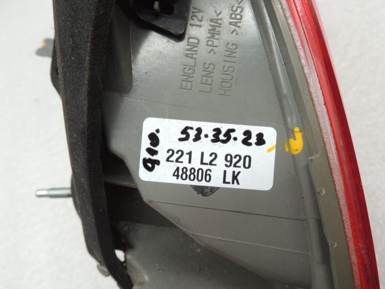 Toyota Yaris XP13 aizmugurējais kreisais aizmugurējais lukturis 815610D370 81561-0D370