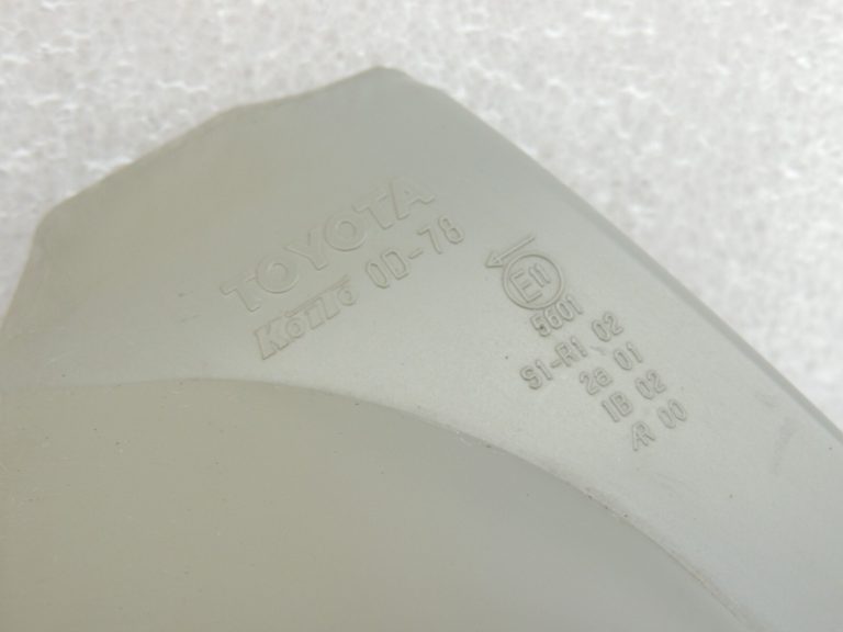 Toyota Yaris XP13 aizmugurējais kreisais aizmugurējais lukturis 815610D370 81561-0D370