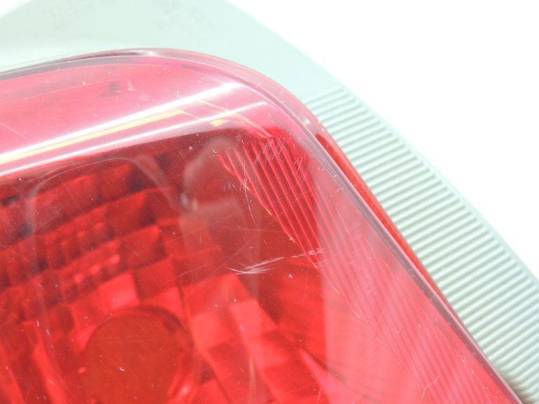 Toyota Yaris XP13 aizmugurējais kreisais aizmugurējais lukturis 815610D370 81561-0D370