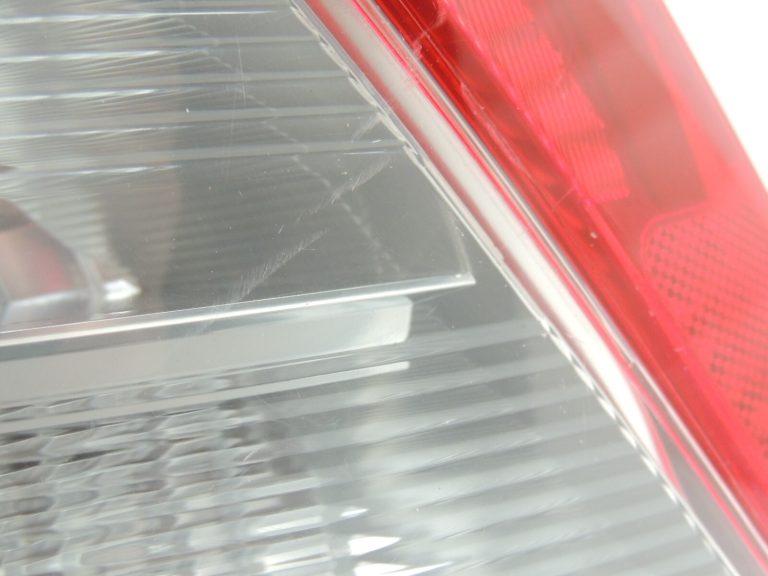 Toyota Yaris XP13 aizmugurējais kreisais aizmugurējais lukturis 815610D370 81561-0D370