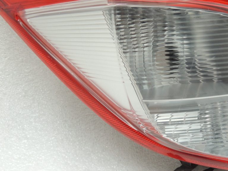 Toyota Yaris XP13 aizmugurējais kreisais aizmugurējais lukturis 815610D370 81561-0D370