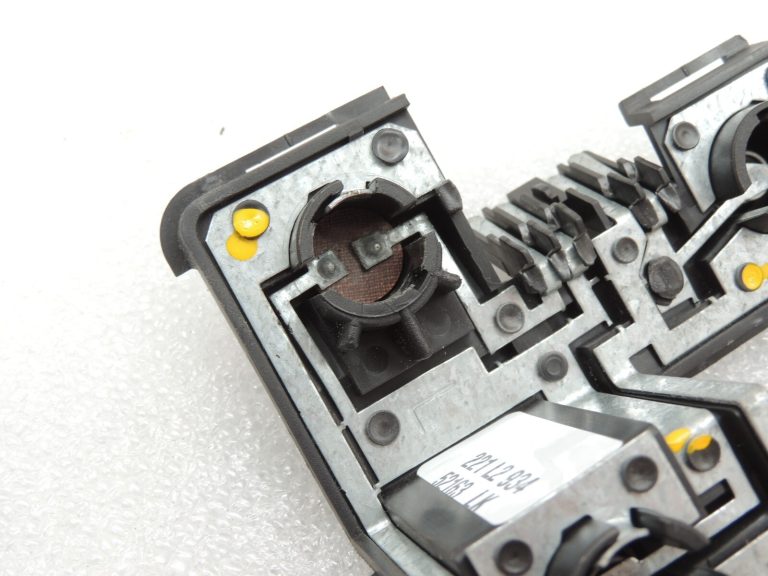 Opel Omega B salons Aizmugurējā luktura turētājs kreisais ārējais 90487483