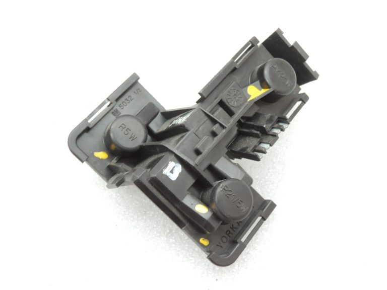 Opel Omega B salons Aizmugurējā luktura turētājs kreisais ārējais 90487483