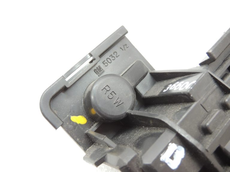 Opel Omega B salons Aizmugurējā luktura turētājs kreisais ārējais 90487483