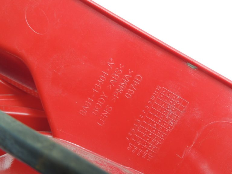 Ford fiesta VI hečbeks aizmugurējais lukturis labais aizmugurējais lukturis 8A61-13404-AE