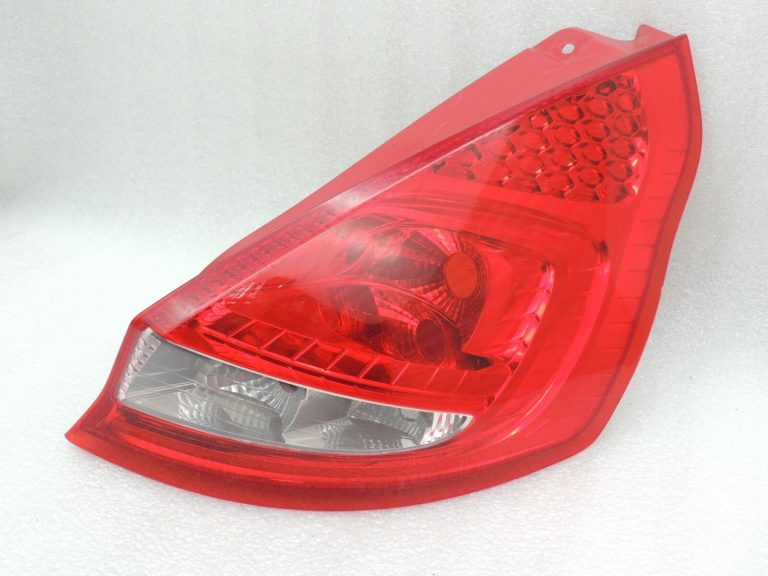 Ford fiesta VI hečbeks aizmugurējais lukturis labais aizmugurējais lukturis 8A61-13404-AE