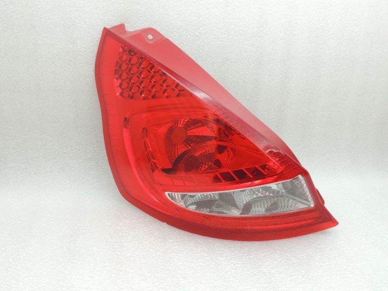 Ford fiesta VI hečbeks aizmugurējais kreisais lukturis 8A61-13405-AE