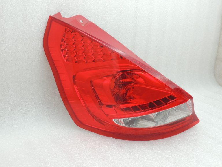 Ford fiesta VI hečbeks aizmugurējais kreisais lukturis 8A61-13405-AE