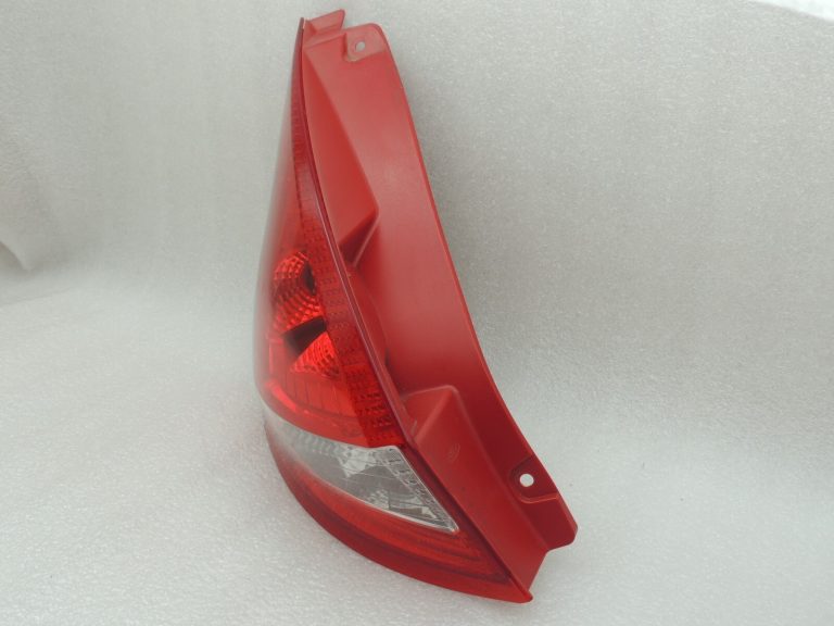 Ford fiesta VI hečbeks aizmugurējais kreisais lukturis 8A61-13405-AE