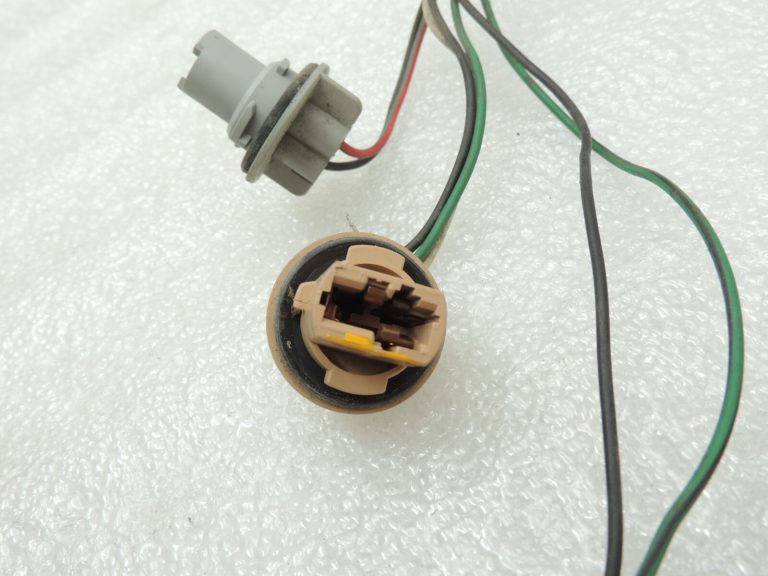 Mazda Premacy aizmugurējā labā luktura spuldzes turētājs CB0151155A