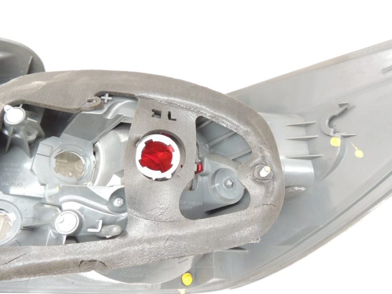 Mazda CX-7 aizmugurējais kreisais aizmugurējais lukturis E22151180D aizmugurējais kreisais lukturis