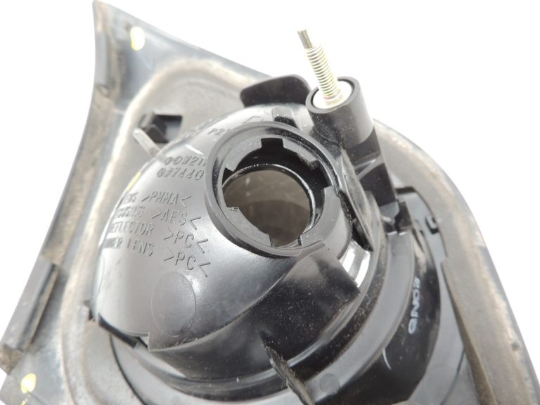 Mazda 3 Hečbeks Interjera aizmugurējais lukturis Labais aizmugurējais lukturis BP4N513J0B DEFEKTĪVS