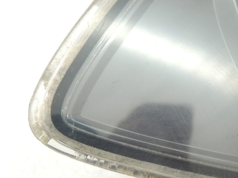 Mazda 3 Hečbeks Interjera aizmugurējais lukturis Labais aizmugurējais lukturis BP4N513J0B DEFEKTĪVS