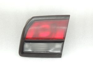 Mazda 626 GF Hečbeks Aizmugurējais lukturis labajā pusē GE4T513F0B DEFEKTĪVS