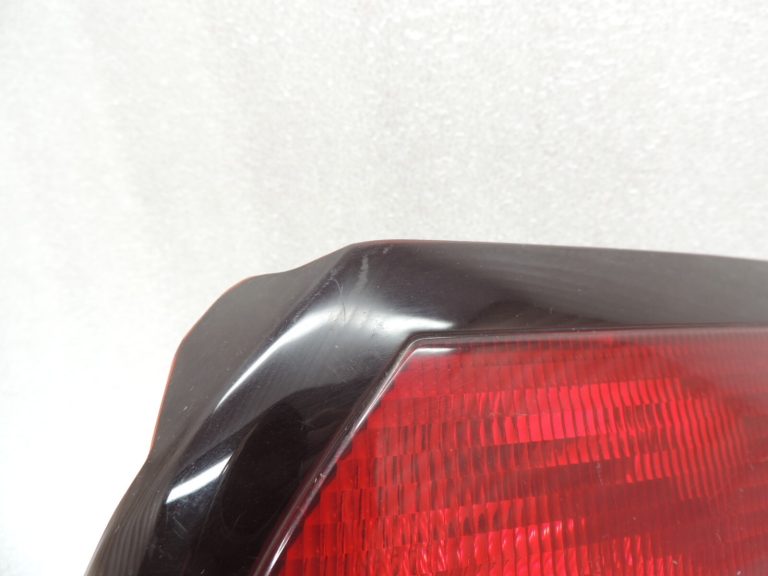 Mazda 626 GF Hečbeks Aizmugurējais lukturis labajā pusē GE4T513F0B DEFEKTĪVS