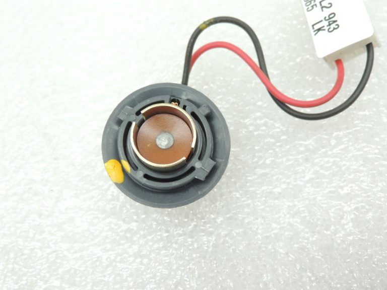 Mazda 626 GF hečbeks salona aizmugurējā apgaismojuma spuldzes turētājs GE4T513F7