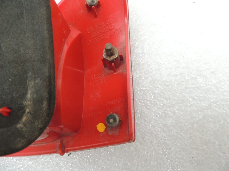Alfa Romeo 147 (937. tips) 3 durvju aizmugurējais lukturis kreisās aizmugurējās gaismas iekšpusē 46556346