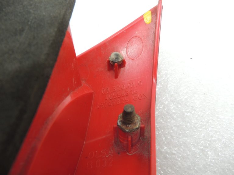 Alfa Romeo 147 (937. tips) 3 durvju aizmugurējais lukturis kreisās aizmugurējās gaismas iekšpusē 46556346