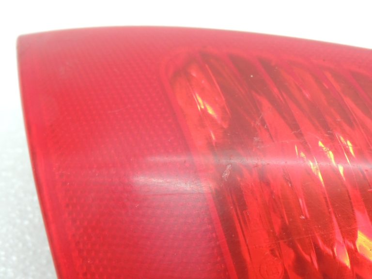 Alfa Romeo 147 (937. tips) 3 durvju aizmugurējais lukturis kreisās aizmugurējās gaismas iekšpusē 46556346