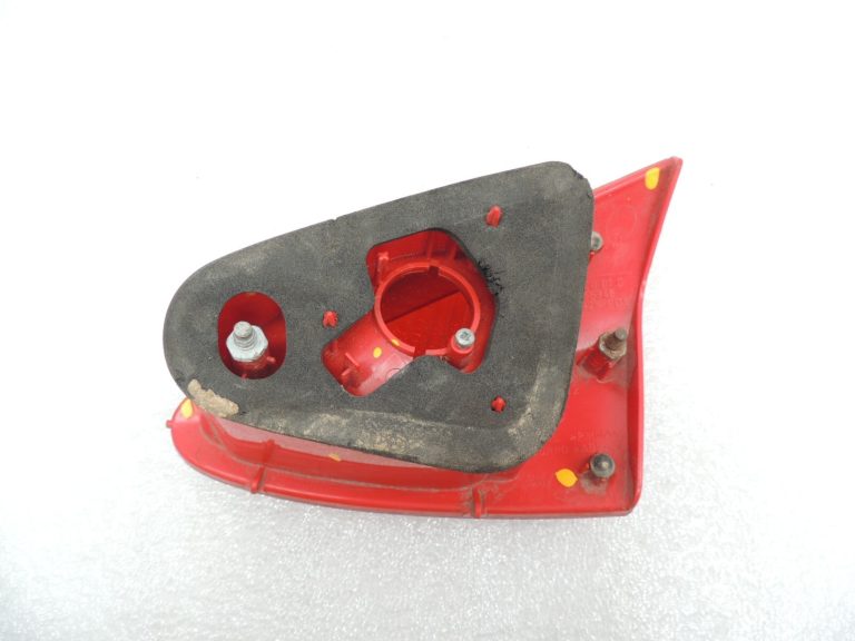 Alfa Romeo 147 (937. tips) 3 durvju aizmugurējais lukturis kreisās aizmugurējās gaismas iekšpusē 46556346
