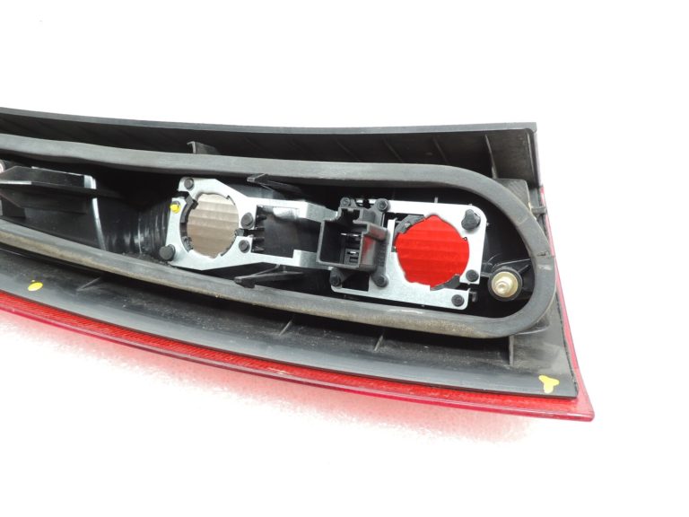 Volvo V70 II XC70 285 Aizmugurējais lukturis labās puses augšējais aizmugurējais lukturis 9483689 DEFEKTĪVS