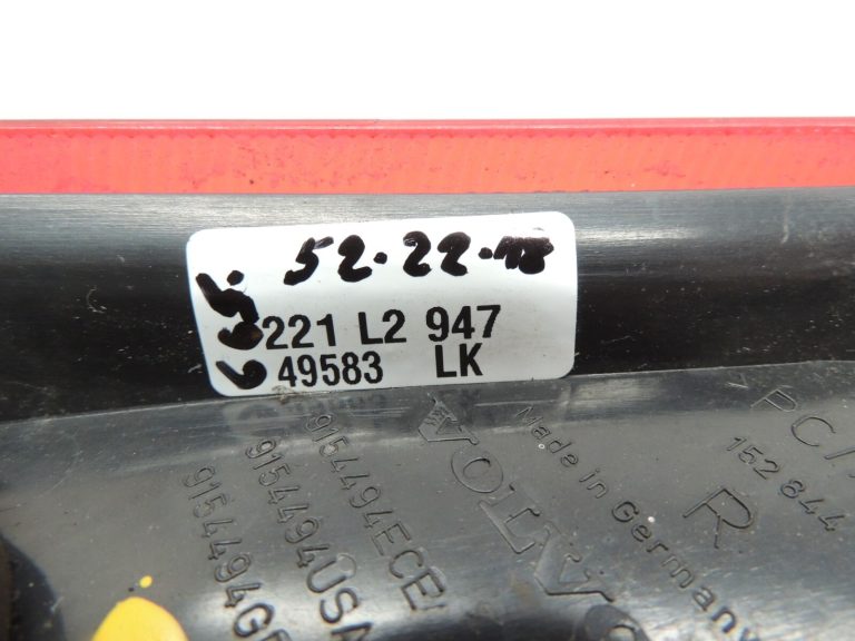 Volvo V70 II XC70 285 Aizmugurējais lukturis labās puses augšējais aizmugurējais lukturis 9483689 DEFEKTĪVS