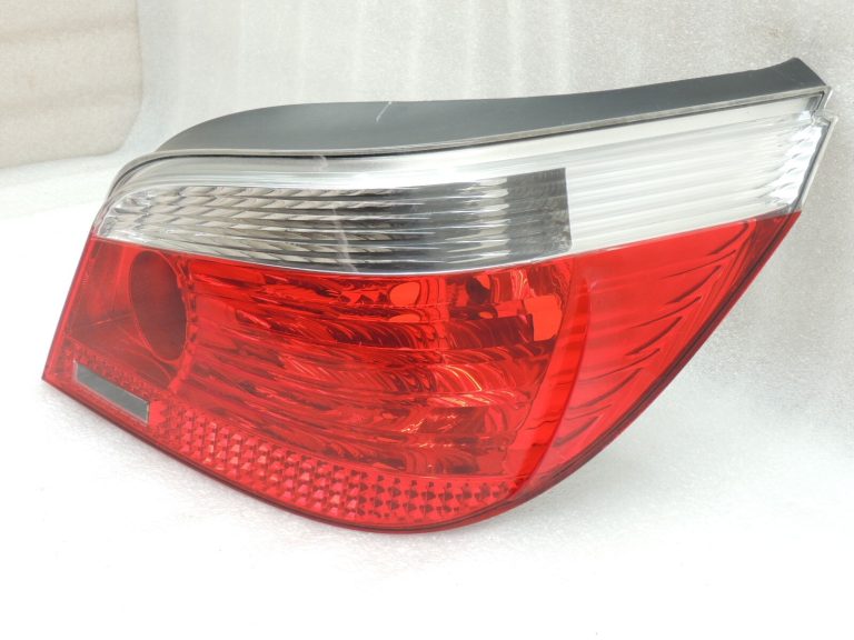 BMW 5. sērijas E60 Sedans Aizmugures lukturis Aizmugures labā puse 63217165738
