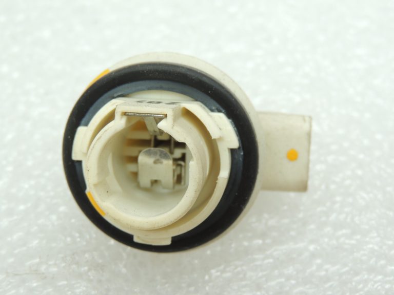 Nissan Qashqai J10 aizmugurējā apgaismojuma spuldzes turētājs spuldzes turētājs salons 26242AU400