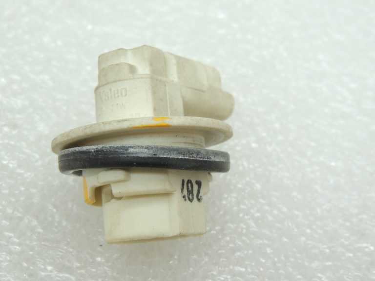 Nissan Qashqai J10 aizmugurējā apgaismojuma spuldzes turētājs spuldzes turētājs salons 26242AU400