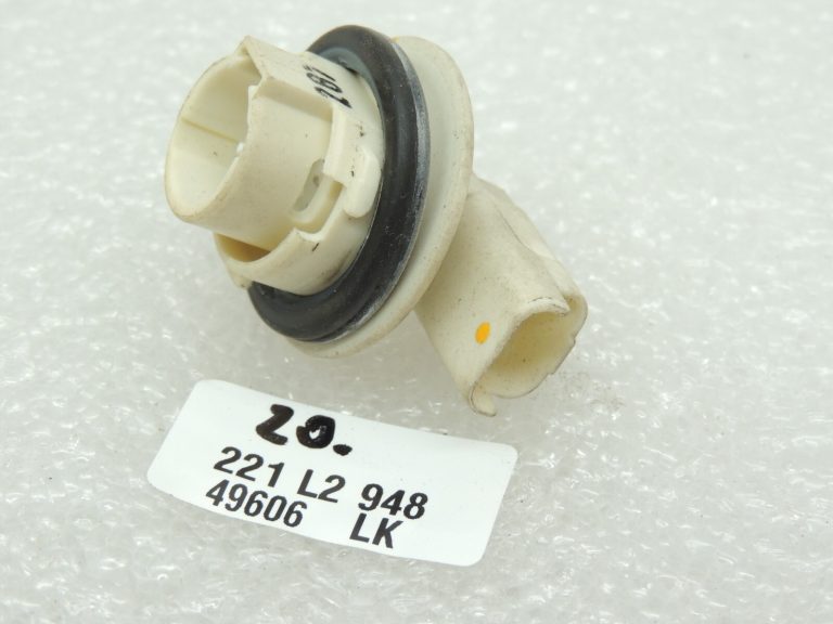 Nissan Qashqai J10 aizmugurējā apgaismojuma spuldzes turētājs spuldzes turētājs salons 26242AU400