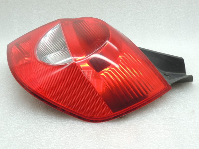 Renault Clio III Hečbeks 05-09 Aizmugures lukturis pa labi Aizmugures lukturis 8200459960
