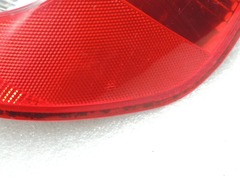 Renault Clio III Hečbeks 05-09 Aizmugures lukturis pa labi Aizmugures lukturis 8200459960