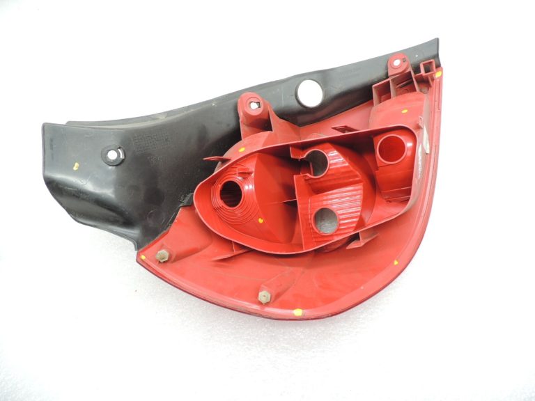 Renault Clio III Hečbeks 05-09 Aizmugures lukturis pa labi Aizmugures lukturis 8200459960