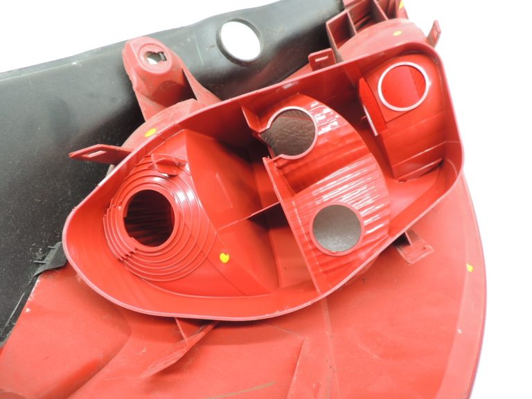 Renault Clio III Hečbeks 05-09 Aizmugures lukturis pa labi Aizmugures lukturis 8200459960