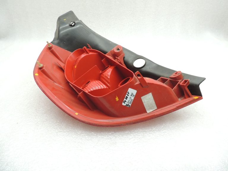 Renault Clio III Hečbeks 05-09 Aizmugures lukturis pa labi Aizmugures lukturis 8200459960