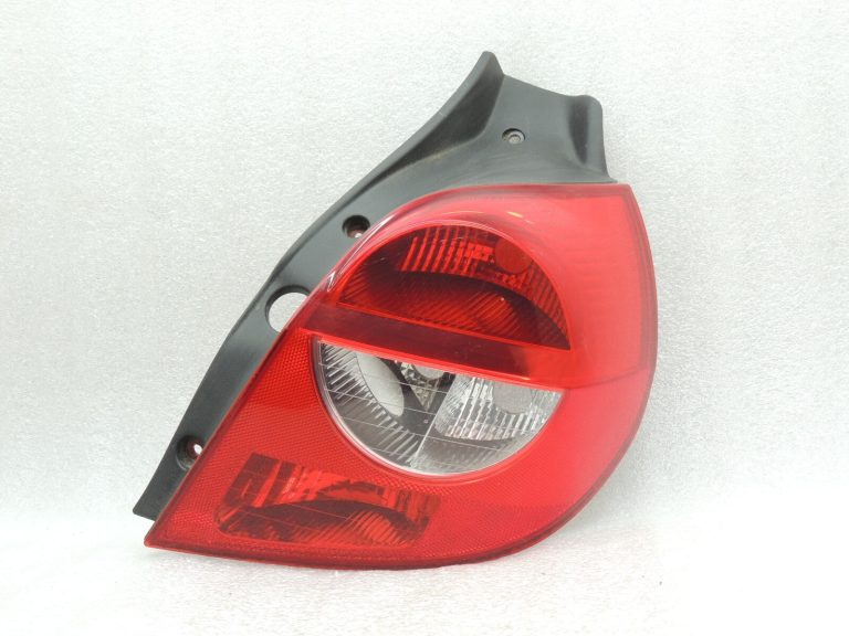 Renault Clio III Hečbeks 05-09 Aizmugures lukturis pa labi Aizmugures lukturis 8200459960