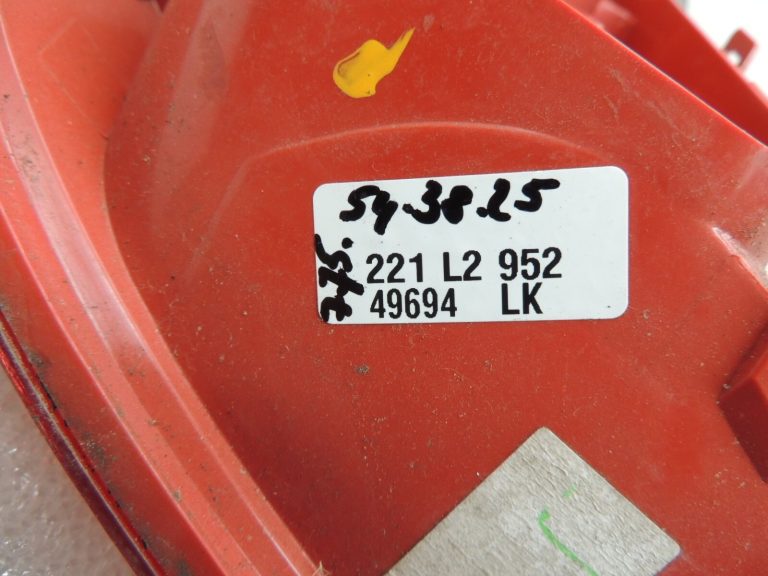 Renault Clio III Hečbeks 05-09 Aizmugures lukturis pa labi Aizmugures lukturis 8200459960
