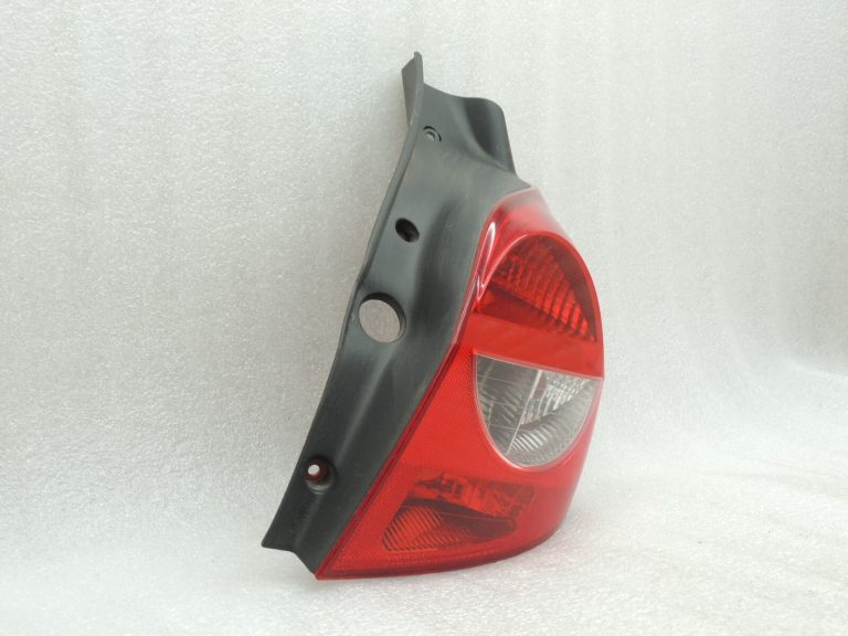 Renault Clio III Hečbeks 05-09 Aizmugures lukturis pa labi Aizmugures lukturis 8200459960