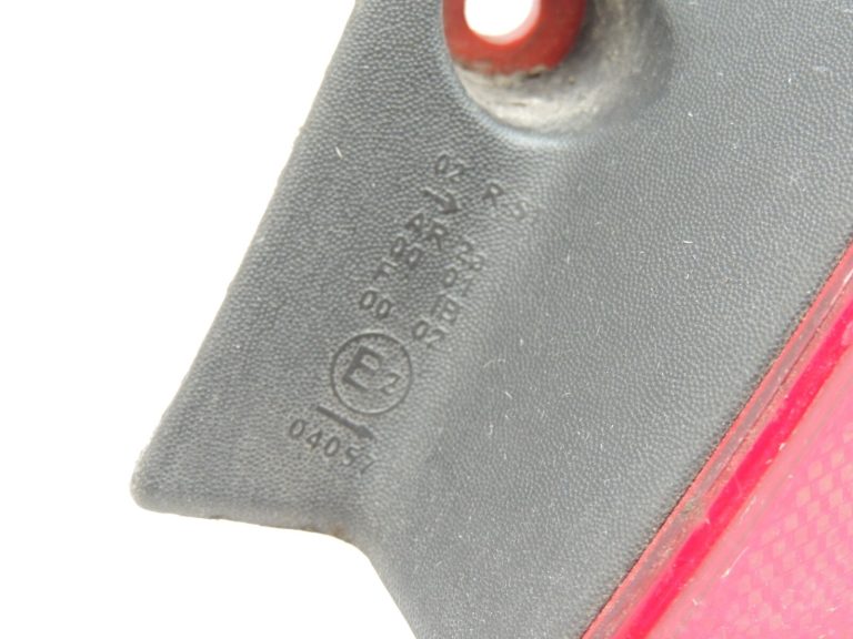 Renault Clio III Hečbeks 05-09 Aizmugures lukturis pa labi Aizmugures lukturis 8200459960