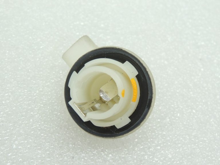 Mitsubishi Colt CZ3 3 durvju 2004-2012 Interjera aizmugurējā apgaismojuma spuldzes turētājs 8395A013