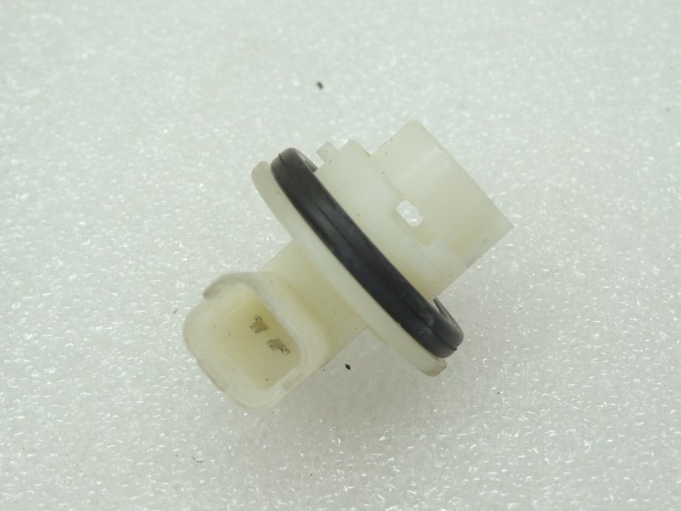 Mitsubishi Colt CZ3 3 durvju 2004-2012 Interjera aizmugurējā apgaismojuma spuldzes turētājs 8395A013