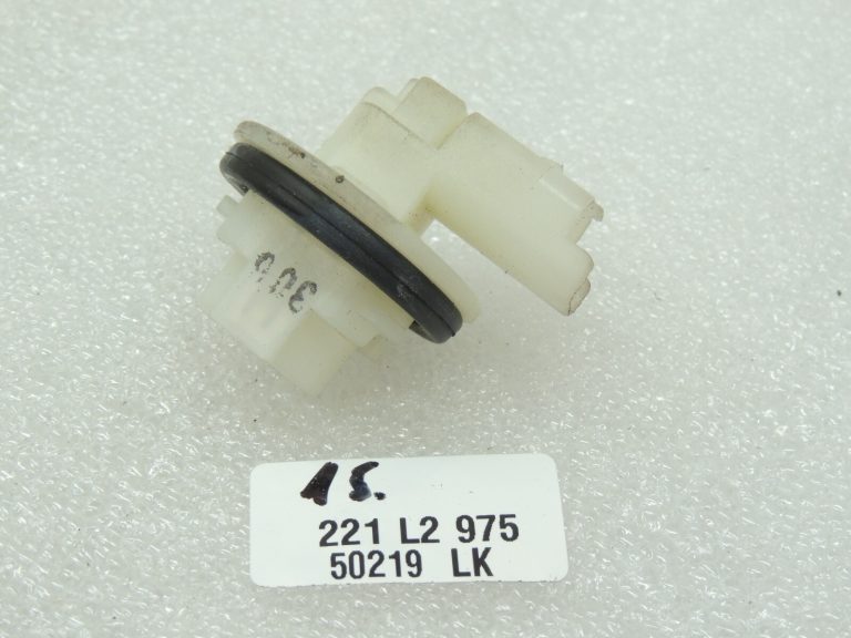 Mitsubishi Colt CZ3 3 durvju 2004-2012 Interjera aizmugurējā apgaismojuma spuldzes turētājs 8395A013